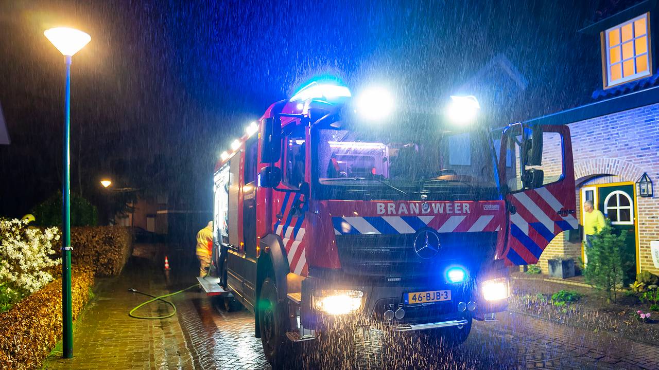 De brandweer bij het huis aan de Strausslaan in Heesch (foto: Gabor Heeres/SQ Vision).