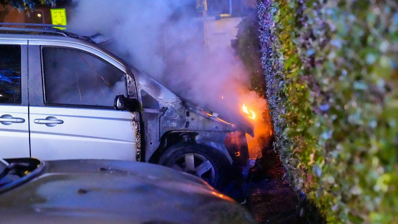 Het brandende busje in De Mortel (foto: Harrie Grijseels/SQ Vision).