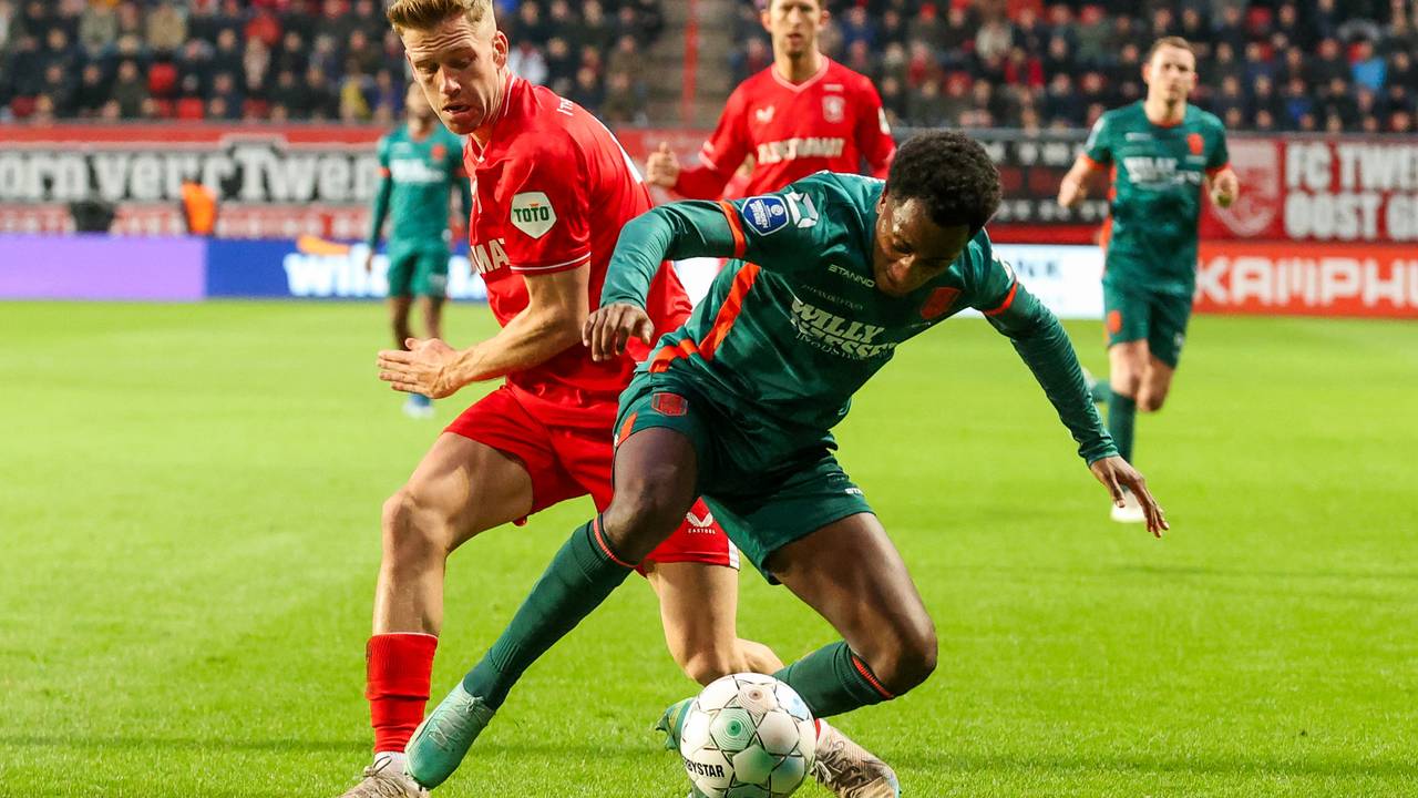 Kevin Felida in duel met Gijs Smal (foto: Orange Pictures).