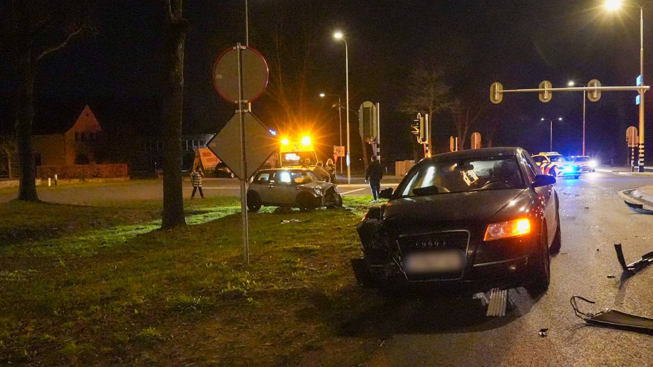 gewonde bij botsing Deurne • auto strandt op A2.