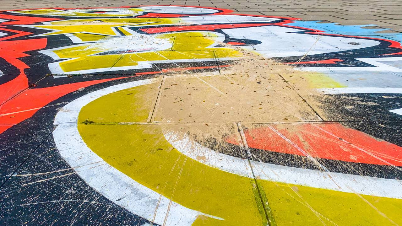 Het Black Lives Matter-kunstwerk in Eindhoven is zaterdagavond beklad (foto: Sem van Rijssel/SQ Vision).