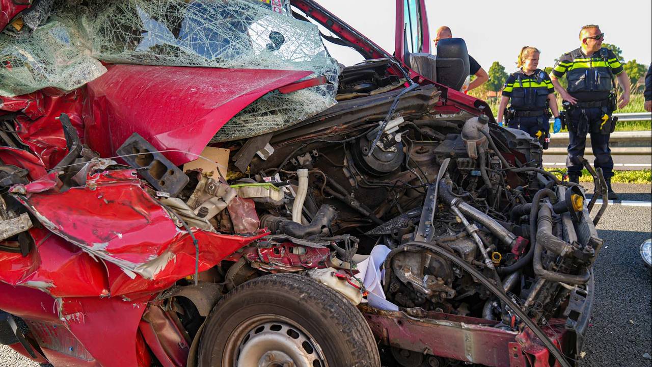 Cabine écrasée dans un accident avec deux camions, le chauffeur s’en sort lui-même