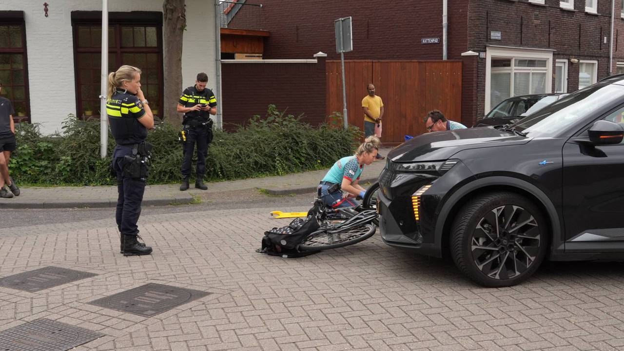 Oudere dame op fiets gewond na aanrijding met auto • Wooncontainers verwoest omdat ze nét niet onder viaduct N279 passen.