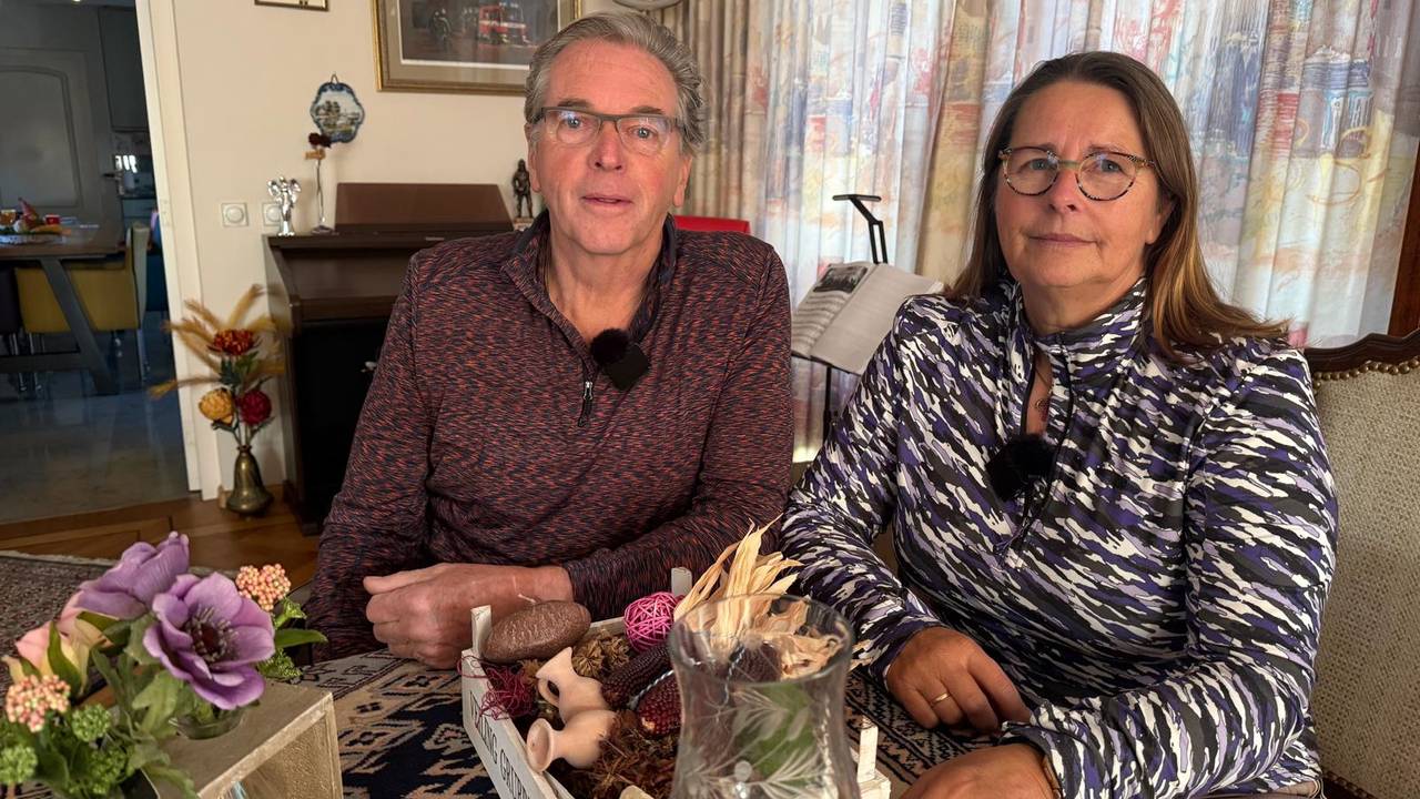 Peter en Marijke Visser in hun huis in het dorp Moerdijk (foto: Erik Peeters).
