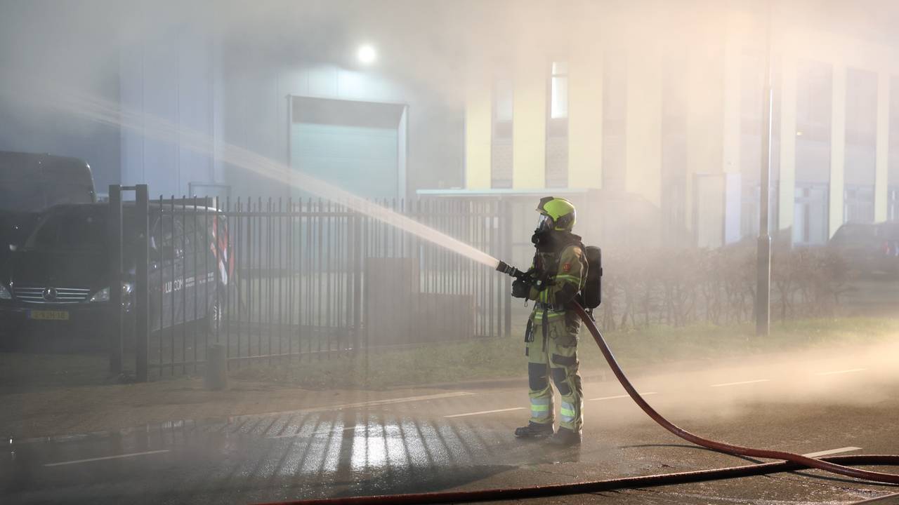 De brandweer bluste de container bij het bedrijf in Veghel (foto: Sander van Gils/SQ Vision).