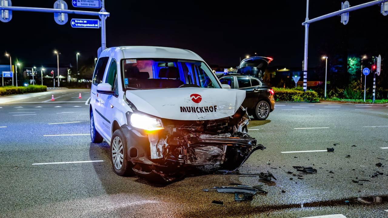 De auto van de vrouw kwam op de kruising in botsing met een busje (foto: Jack Brekelmans/SQ Vision).