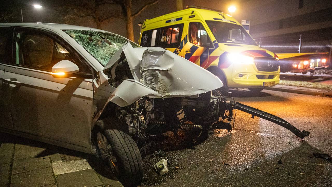 Het motorblok schoot bij de crash uit de auto (foto: Christian Traets/SQ Vision).