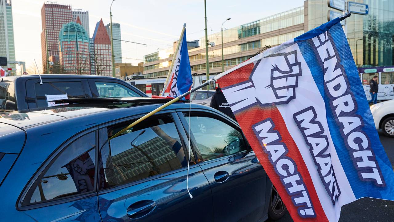 Het konvooi van truckers en boeren blokkeert het Korte Voorhout en de omgeving van het Binnenhof in Den Haag (foto: ANP 2022/Nico Garstman).
