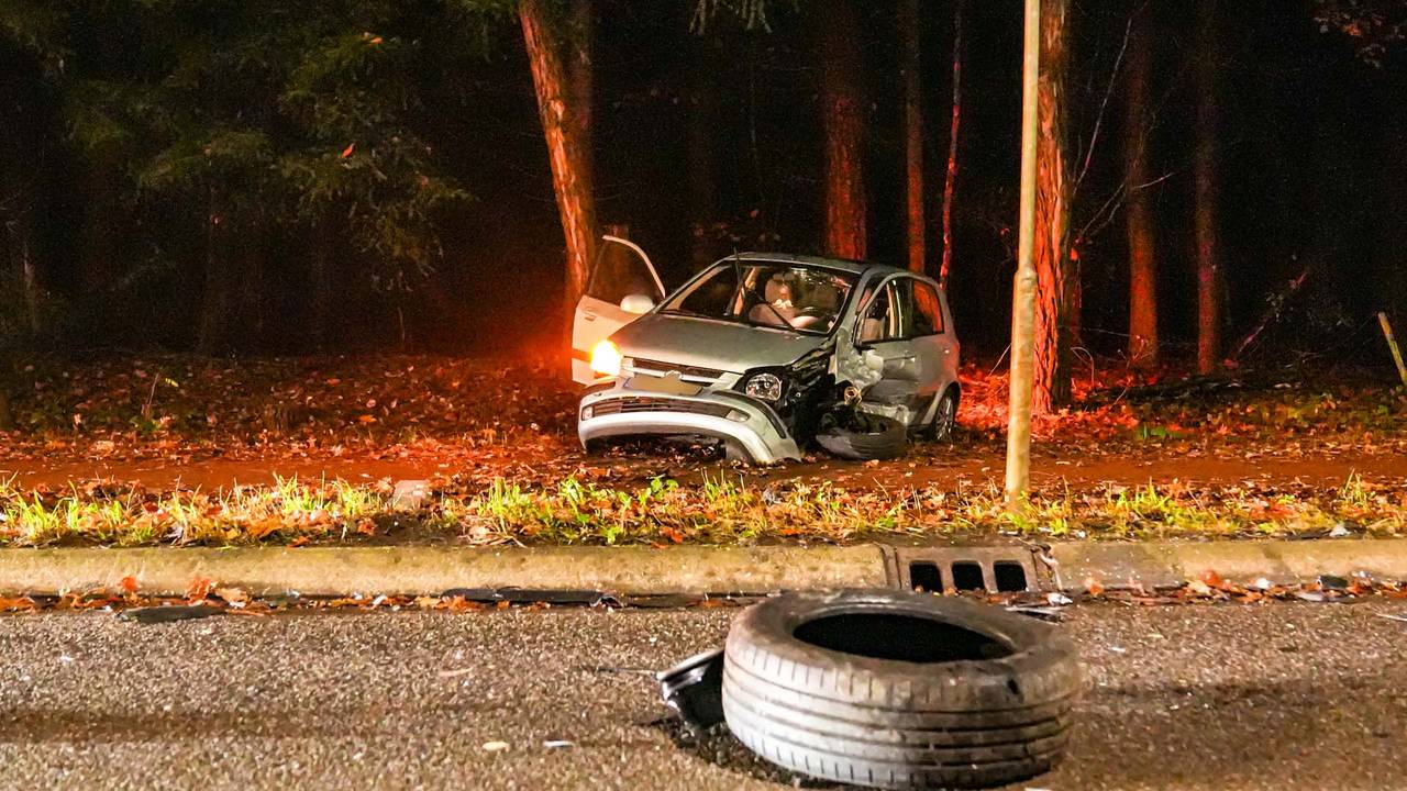 Een auto belandde door de botsing in de berm (foto: Harrie Grijseels/SQ Vision).