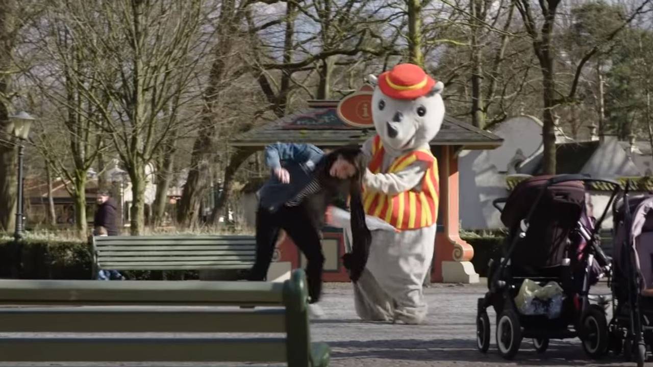 Een beeld uit de betreffende video (YouTube/StukTV).