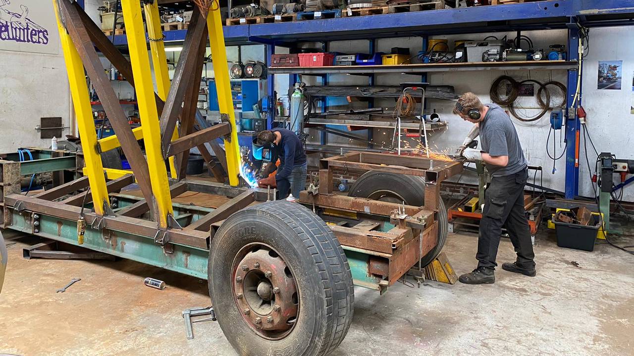 Gijs van Hoof en Timo Segeren zijn al druk aan het lassen in Hoeven (foto: Bas van Hoof).