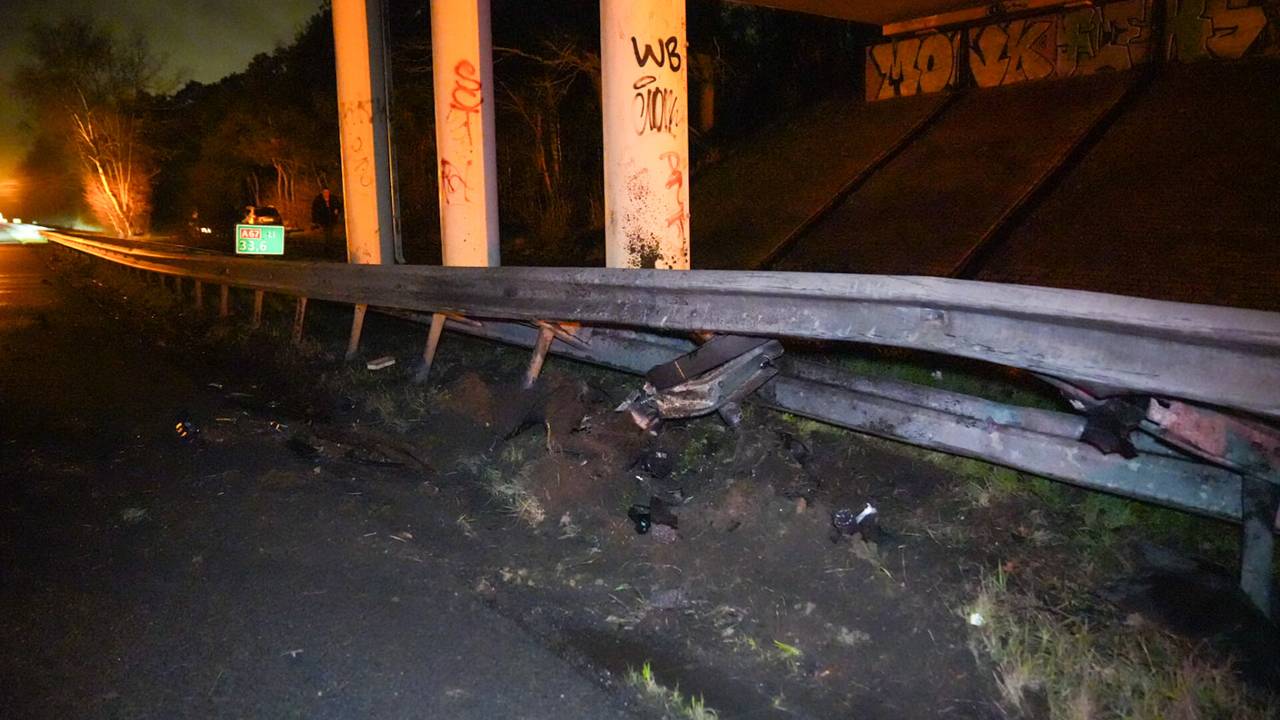 De vangrail op de A67 bij Mierlo raakte bij de crash zwaar beschadigd (foto: Harrie Grijseels/SQ Vision).