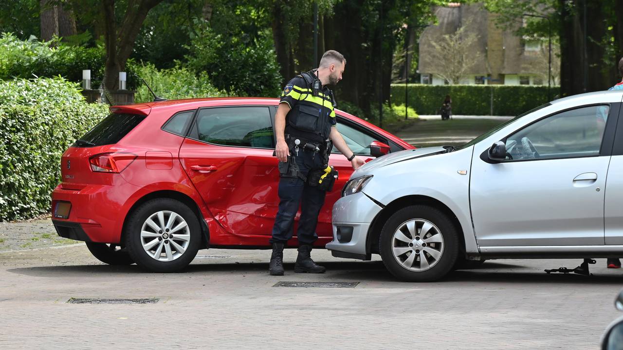 Auto's botsen op de Ruiterboslaan in Breda (Foto: Perry Roovers/SQ Vision)