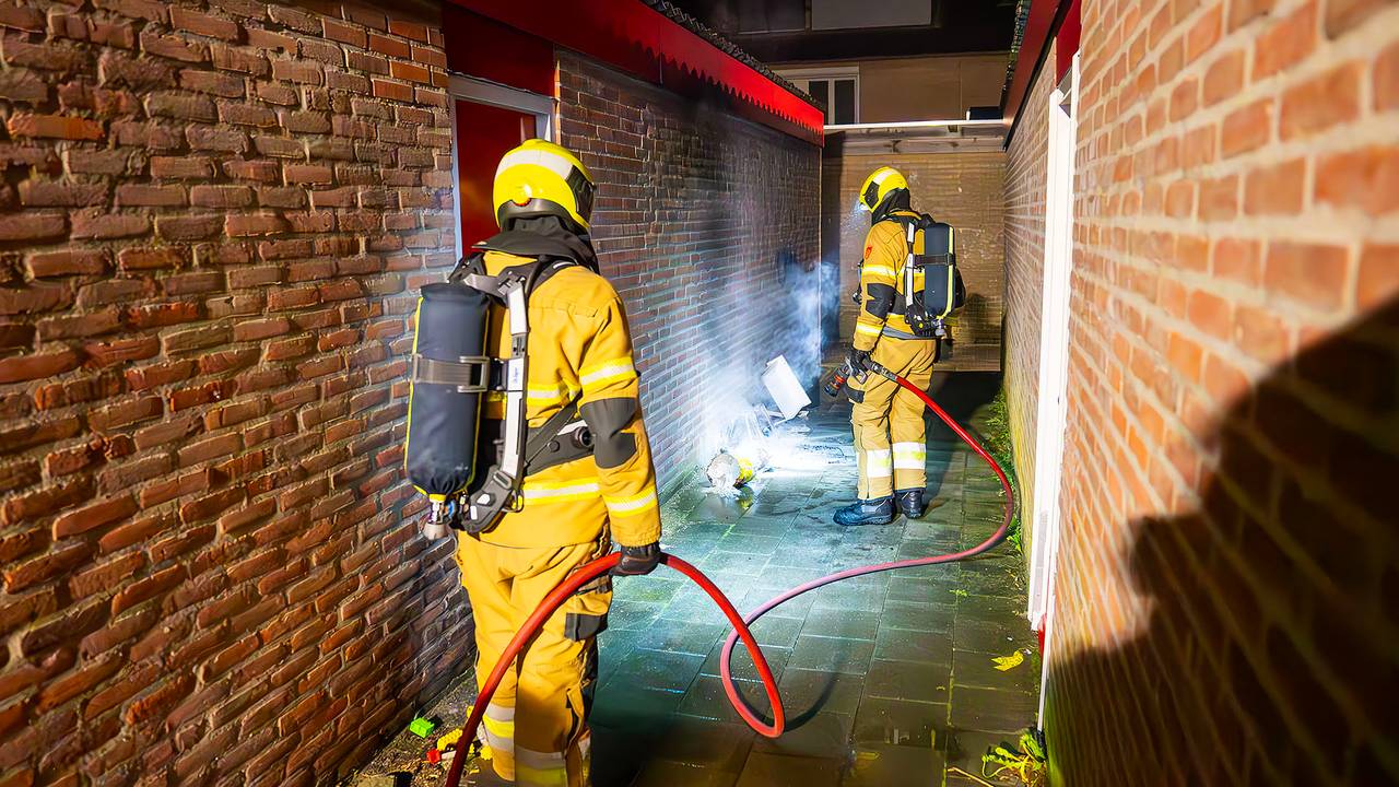 Het vuur woedde in een brandgang tussen de Baudstraat en de Cannemanstraat in Oss (foto: Gabor Heeres/SQ Vision).