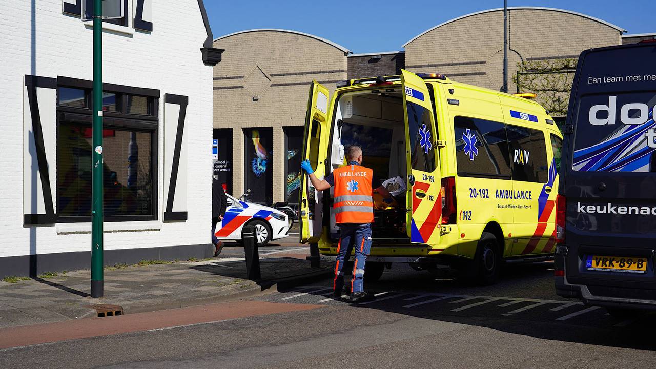 Vrouw breekt arm bij ongeluk (foto: Jeroen Stuve/Persbureau Heitink).