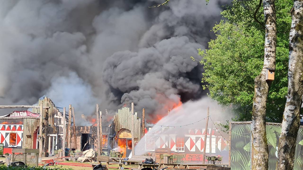 Kijk terug: live-beelden van de grote brand in de Beekse ...