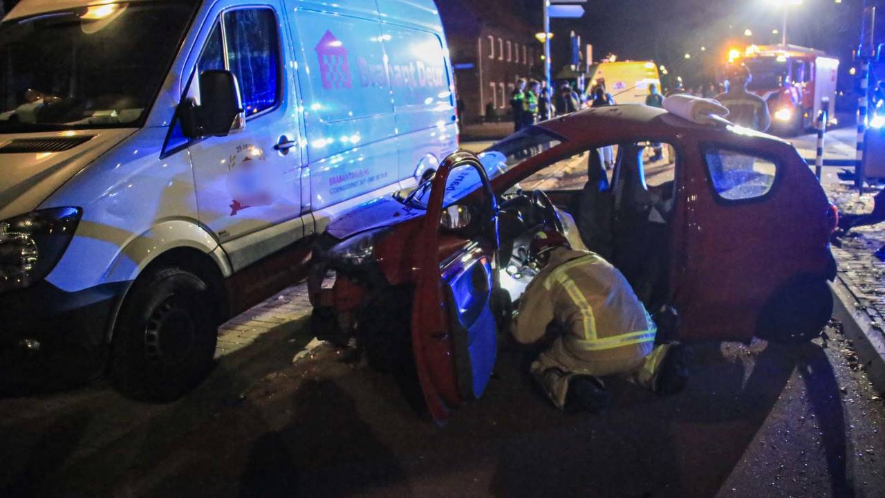Twee Auto S Botsen Op Elkaar Bij Ernstig Ongeluk In Helmond Omroep Brabant