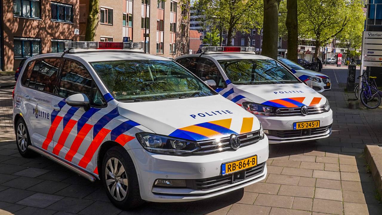 Politieauto's voor het gebouw aan de Pastoor Petersstraat in Eindhoven (foto: Dave Hendriks/SQ Vision).