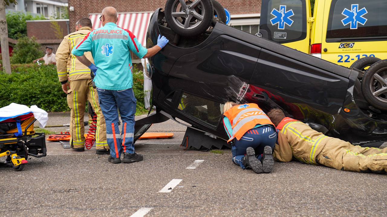 De vrouw moest na de botsing in Helmond door de brandweer uit de auto worden bevrijd (foto: Harrie Grijseels/SQ Vision).