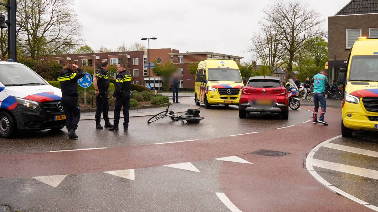 Vrouw op fiets ernstig gewond (foto: Harrie Grijseels/Persbureau Heitink).