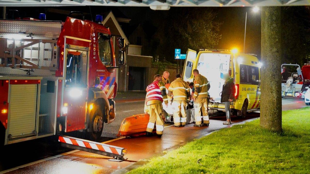 Het slachtoffer is na zijn val van de kademuur in Den Bosch naar een ziekenhuis gebracht (foto: Bart Meesters).