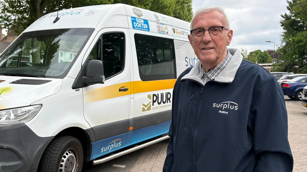 Vrijwilliger Kees van Peer rijdt al 23 jaar met de PlusBus (foto: Erik Peeters).