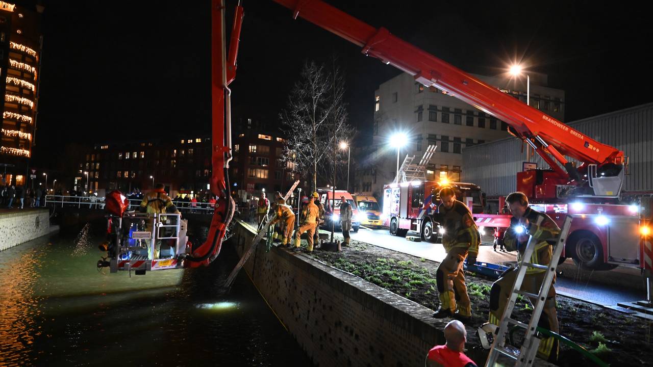 Er moest een kraan worden ingezet om de scooter uit het water te kunnen halen (foto: Perry Roovers/SQ Vision).
