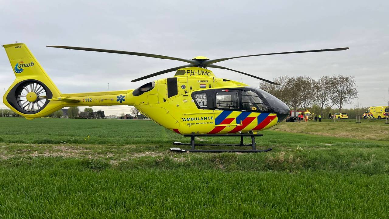 Auto op zijn kop in de sloot, vrouw overleden (foto: Perry Roovers/Persbureau Heitink).