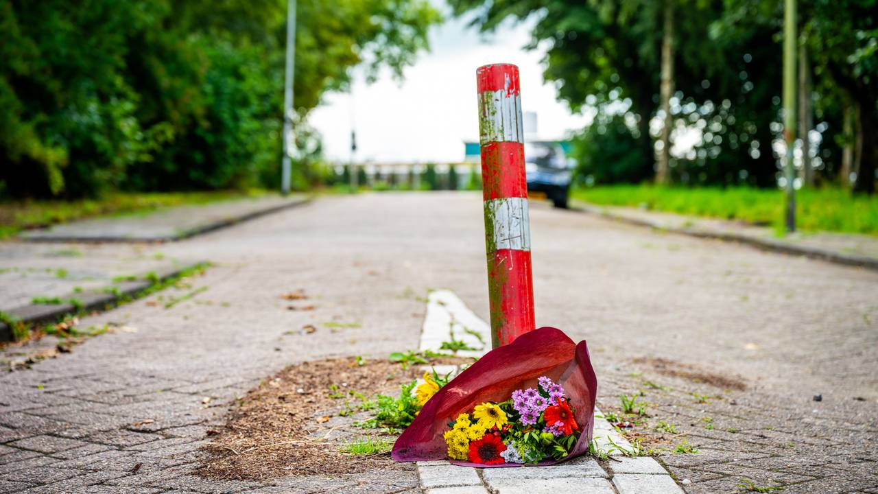 Op de plek waar de vrouw werd neergeschoten, werden al snel bloemen neergelegd (foto: ANP).