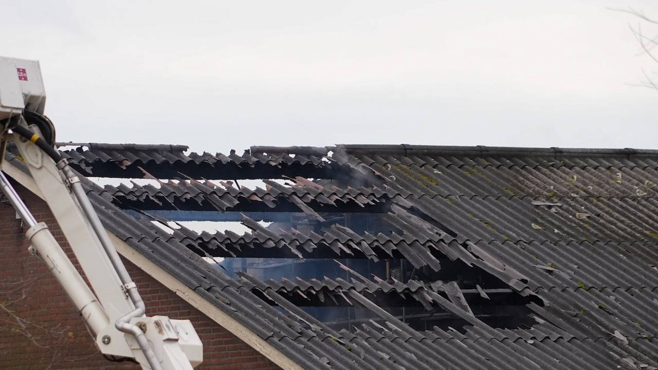 Een deel van het dak is verwoest (foto: Gabor Heeres/SQ Vision).