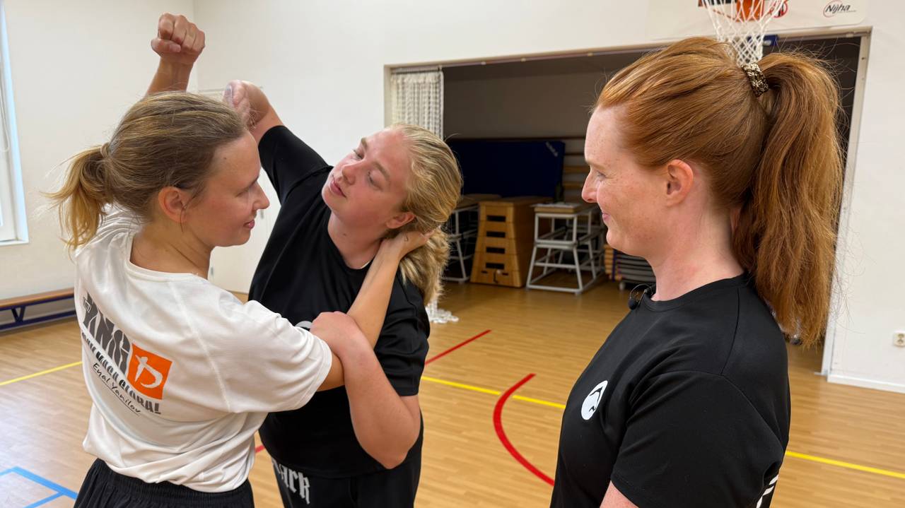 Cursisten krijgen een zelfverdedigingscursus onder leiding van instructeur Monique Hooft (foto: Erik Peeters).