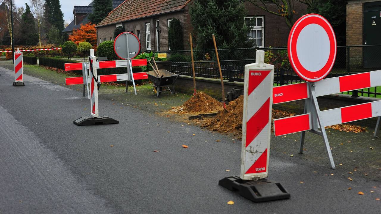 Het gaslek in Budel ontstond tijdens graafwerkzaamheden (foto: Johan Bloemers/SQ Vision). 