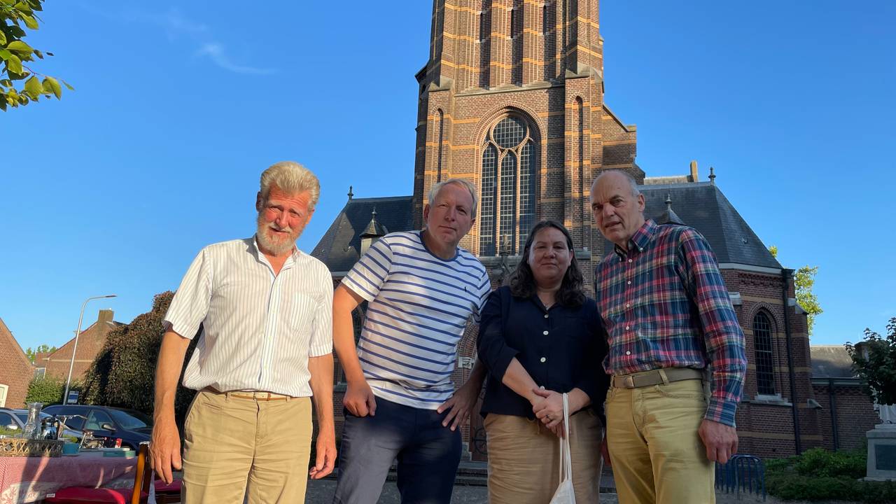 Rob Elings, Koert Rasenberg, Noor Heemskerk, Anton van Dorp voor de Caeciliakerk in Berkel-Enschot (foto: Tom van den Oetelaar)