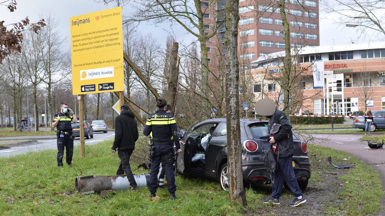 De auto kwam tegen een boom tot stilstand (foto: Perry Roovers/SQ Vision).