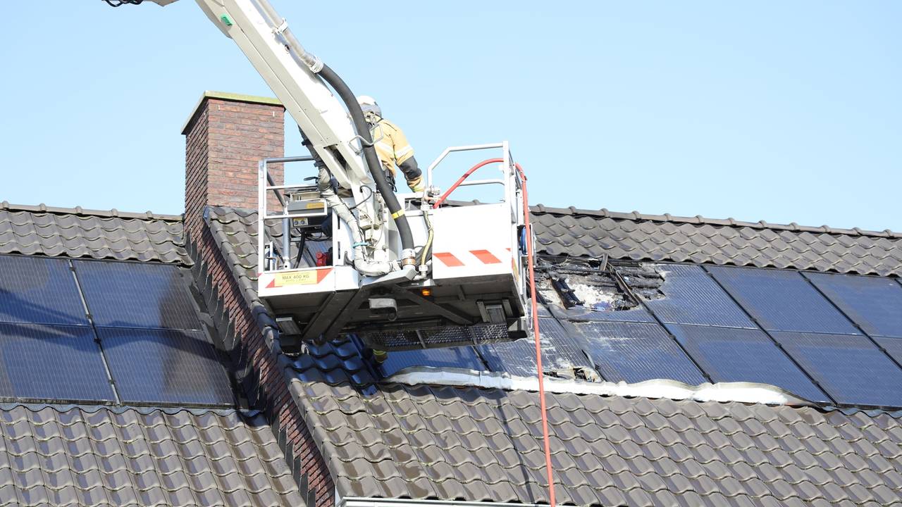 De brandweer bluste de zonnepanelen in Schaijk (foto: Marco van den Broek/SQ Vision).
