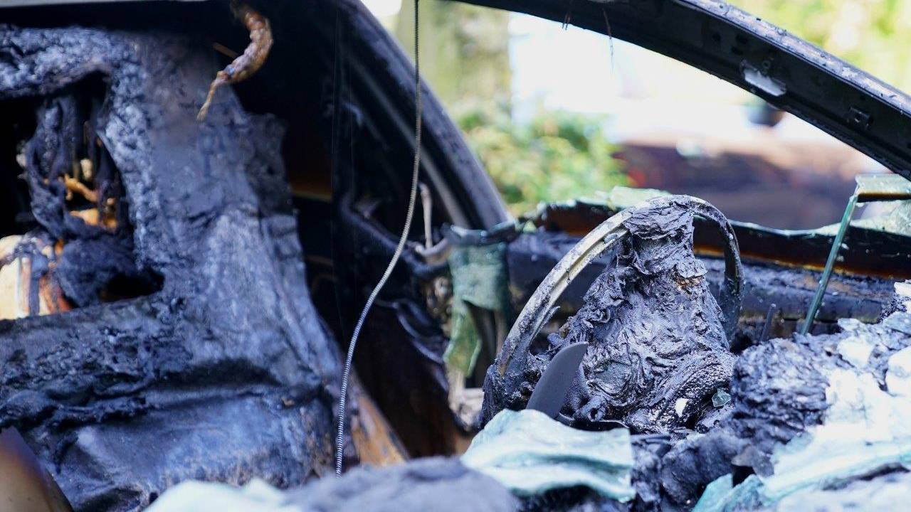 Van de Maserati bleef weinig over (foto: Bart Meesters).