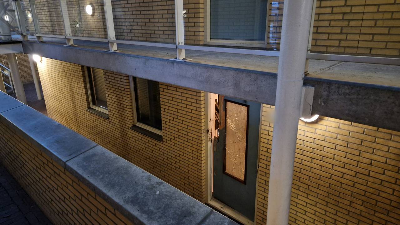 Bewoners van het appartementencomplex in Den Bosch schrokken wakker van de explosie (foto: Noël van Hooft).