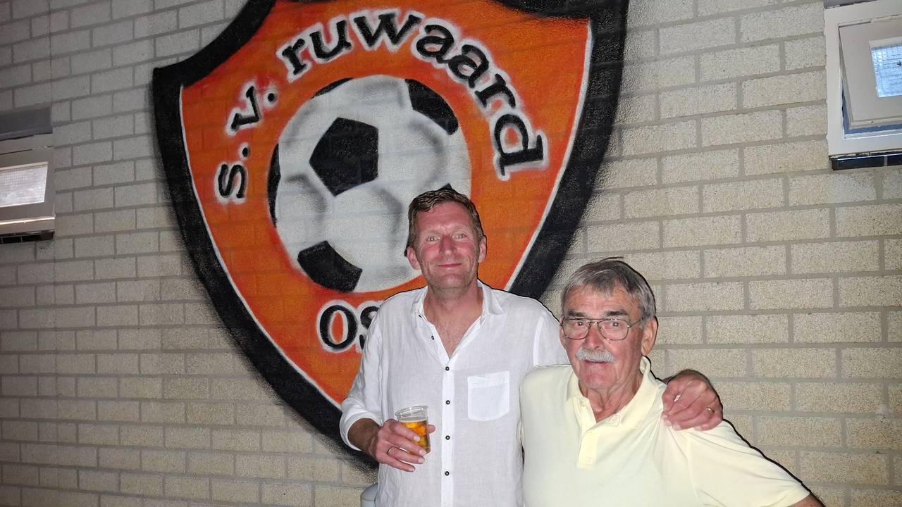 Martijn Elbers en Michael Verhoeven voor het logo van sv Ruwaard. (Foto: Leon Voskamp)