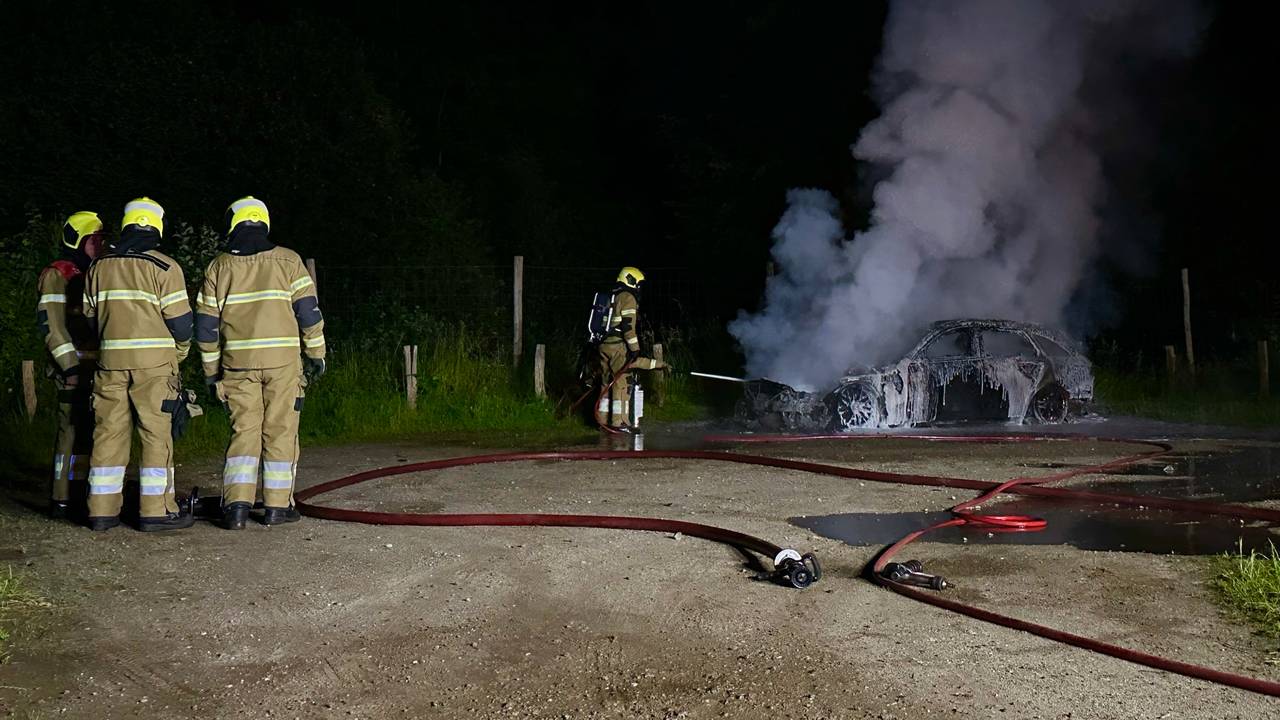Van de auto bleef slechts een wrak over (foto: Sander van Gils/SQ Vision).