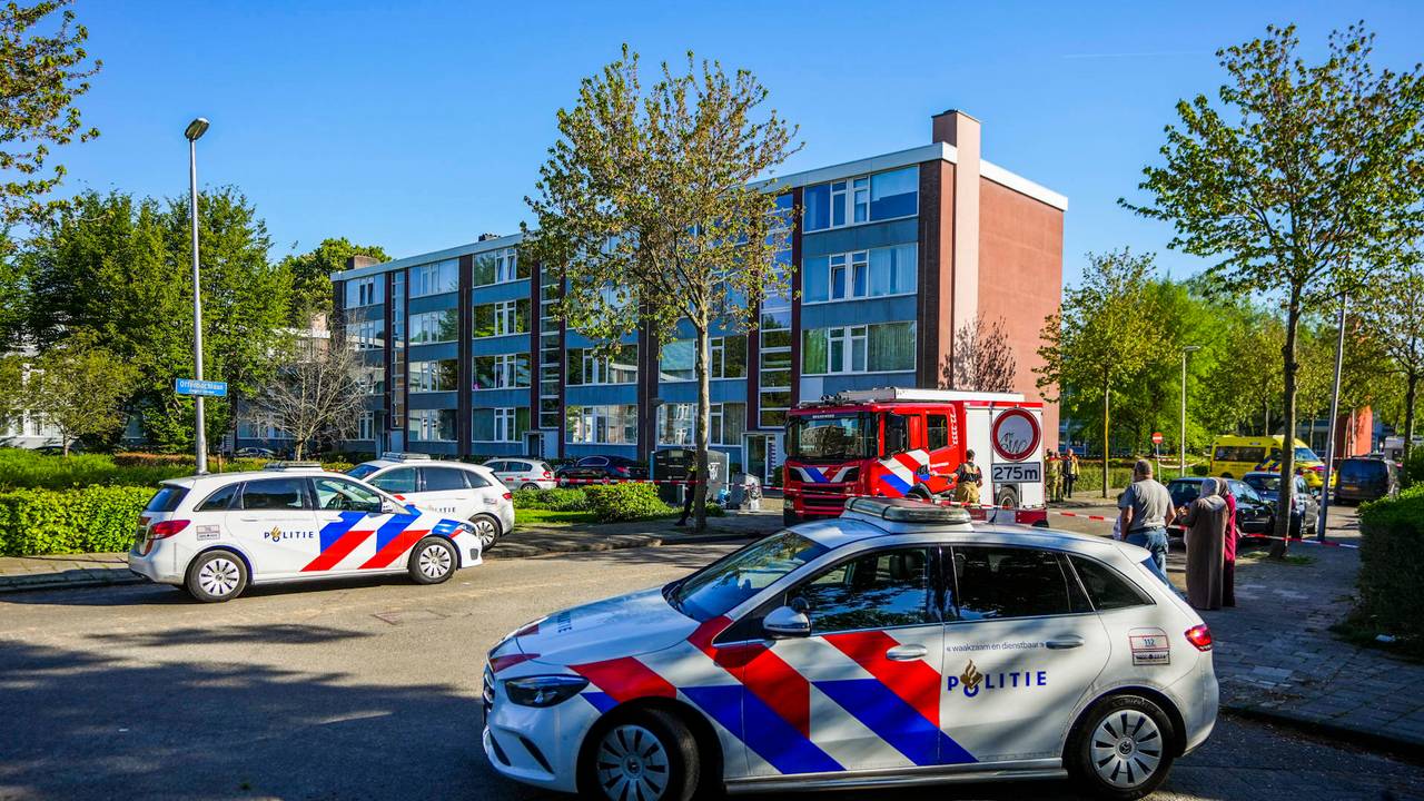 Een flat aan de Offenbachlaan is maandagochtend ontruimd (foto: Persbureau Heitink).