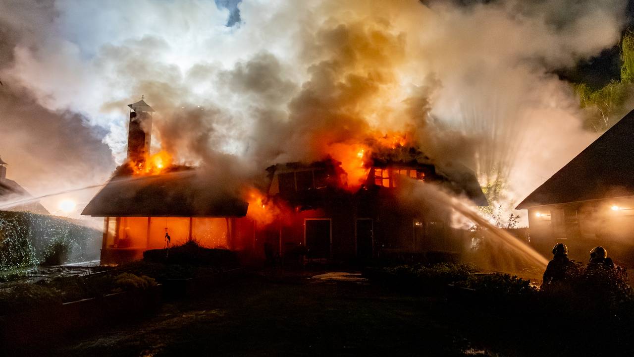 Van de villa aan de Muilkerk in Dussen bleef weinig over (foto: Jurgen Versteeg/SQ Vision).