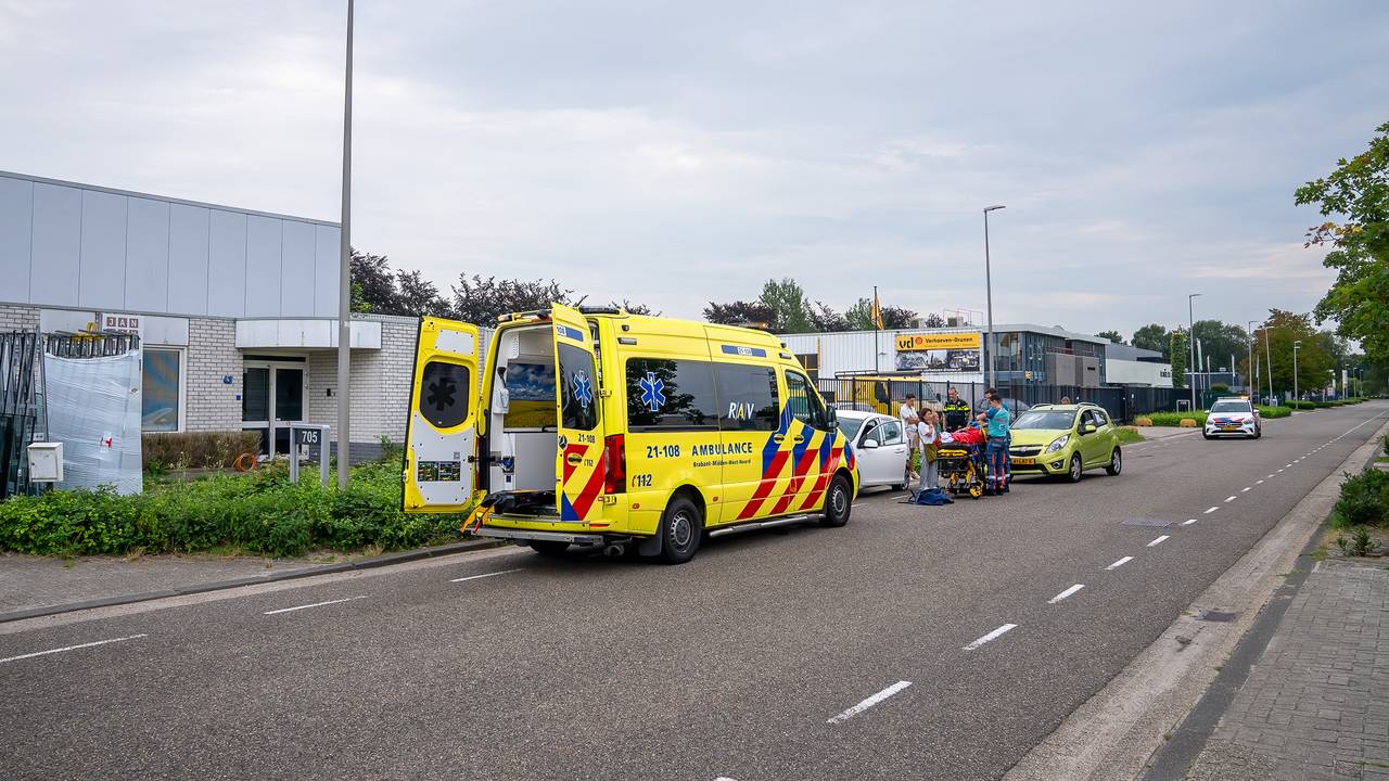 Een betrokkene werd naar een ziekenhuis gebracht (foto: Iwan van Dun/SQ Vision).