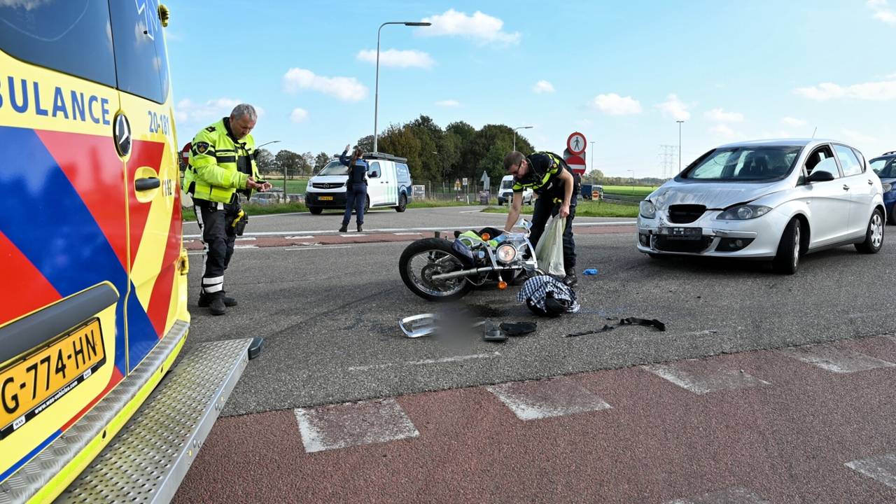 Motorrijder gewond na aanrijding (foto: Toby de Kort/SQ Vision).