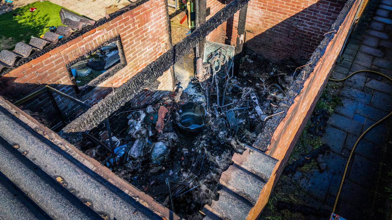 Schuurtje verloren na felle brand Eindhoven (foto: Persbureau Heitink).
