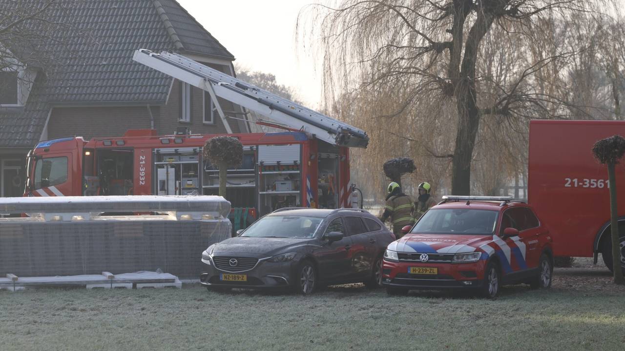De hooibalen vatten vlam op het terrein van een melkveebedrijf aan de straat Ham in Erp (foto: Sander van Gils/SQ Vision).