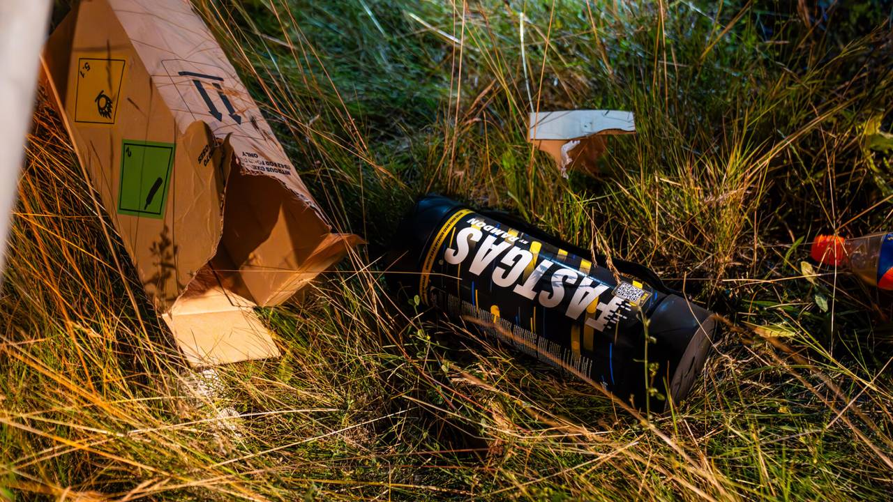 Bij de gecrashte auto werd een lachgascilinder gevonden (foto: Dave Hendriks/SQ Vision).