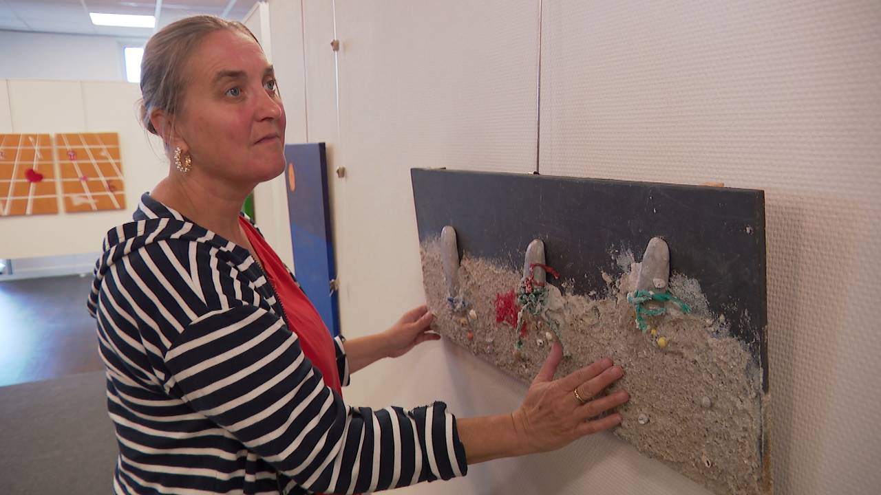 Kunstenares Mirjam Damstra maakt schilderijen met verschillende materialen en structuren.