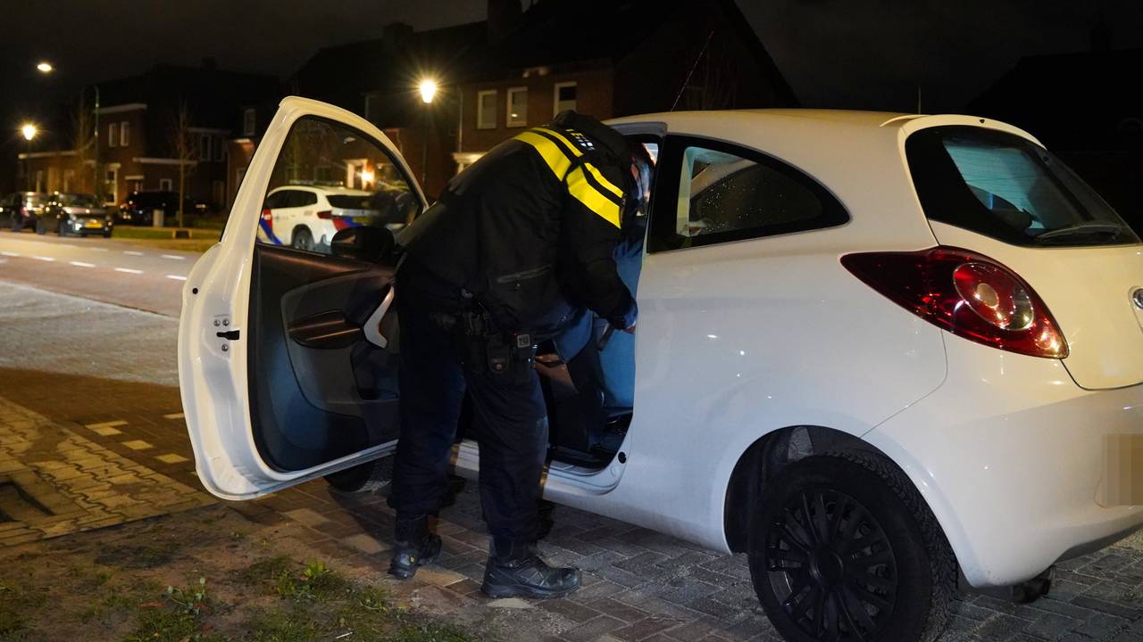 De politie doorzocht vier auto's die voor het huis stonden (foto: Bart Meesters / Persbureau Heitink).