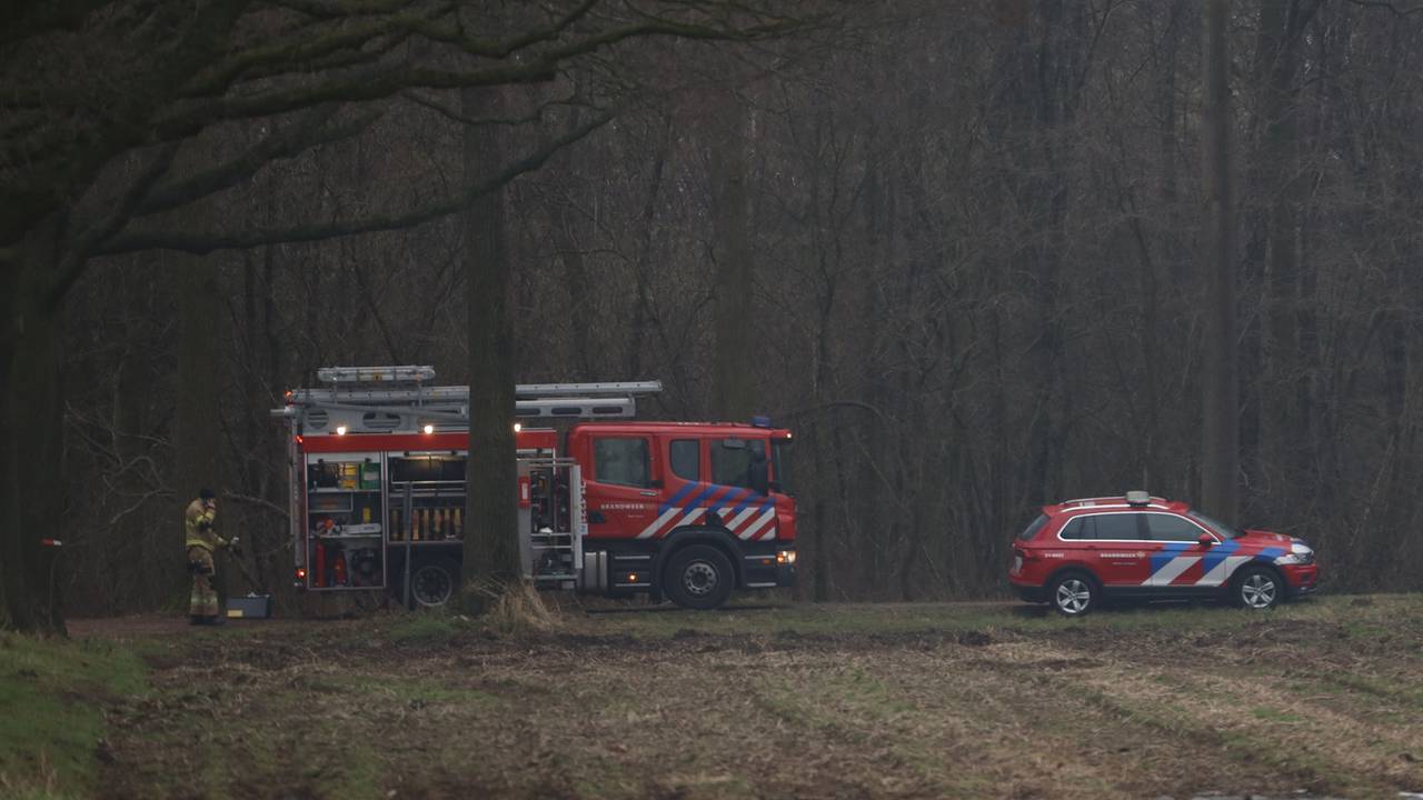 Wat er in de gedumpte vaten in Escharen zit, wordt onderzocht (foto: Marco van den Broek/SQ Vision).