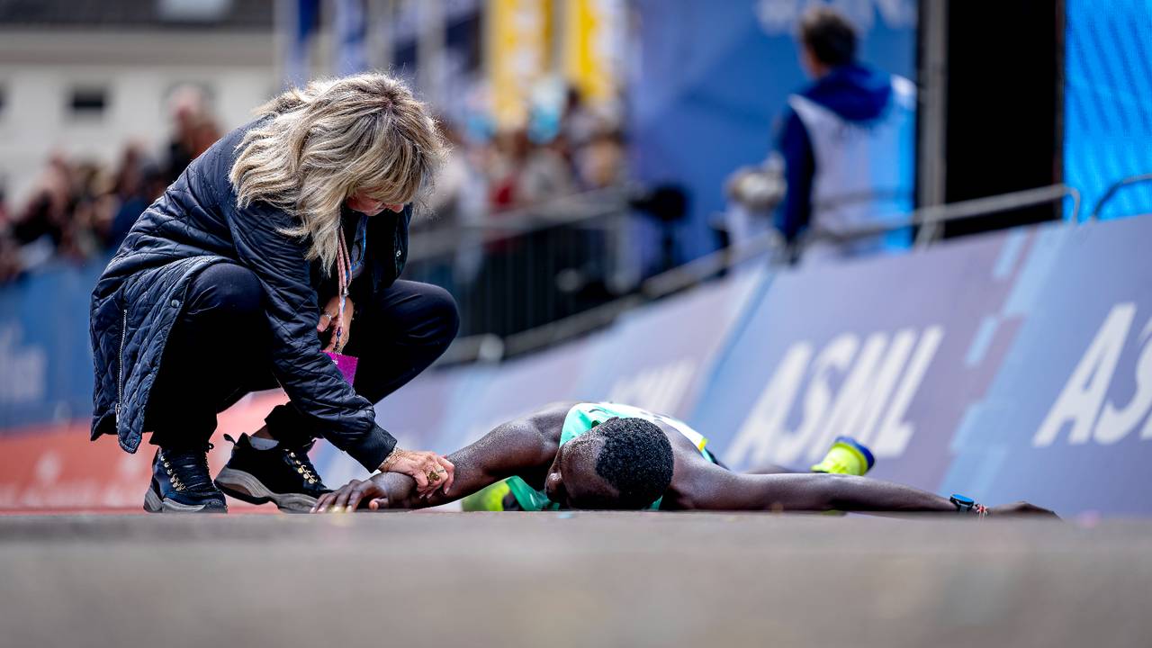 Helemaal kapot na de finish van de ASML Marathon Eindhoven (foto: Marcel van Dorst, Eye4images).